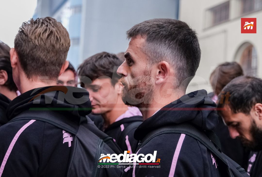 FOTO Palermo: la squadra verso Benevento. Cori e striscioni al “Barbera” (La Gallery) - immagine 28