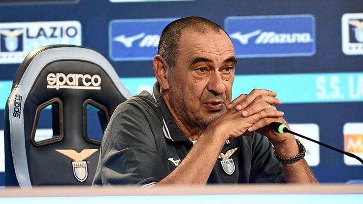 ROME, ITALY - SEPTEMBER 13: SS Lazio head coach Maurizio Sarri attends during the press conference at the Formello sport Cemntre on September 13, 2025 in Rome, Italy. (Photo by Marco Rosi - SS Lazio/Getty Images) Sarri: “Cosa filtra su Maldini e Basic per domani! Novità Gila e Pedro, bisognerà investire per…” - immagine 1