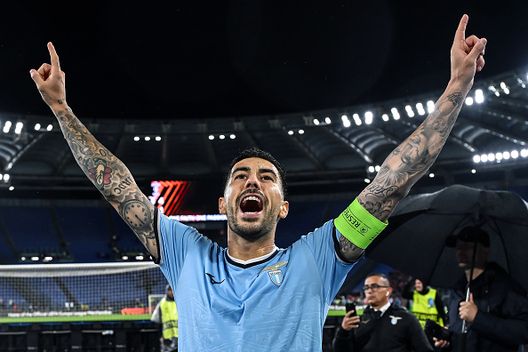 Mattia Zaccagni dopo la vittoria sul Nizza in Europa League (Photo by Image Photo Agency/Getty Images) Lazio, Mattia Zaccagni operato: il comunicato sulle condizioni dell’attaccante- immagine 2