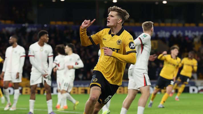 WOLVERHAMPTON, ENGLAND - OCTOBER 29: David Moller Wolfe of Wolverhampton Wanderers celebrates after scoring a goal during the Carabao Cup Fourth Round match between Wolverhampton Wanderers and Chelsea at Molineux on October 29, 2025 in Wolverhampton, England. (Photo by David Rogers/Getty Images) Moller Wolfe, il vichingo di Bergen che adorava Riise: ecco il nuovo obiettivo - immagine 1