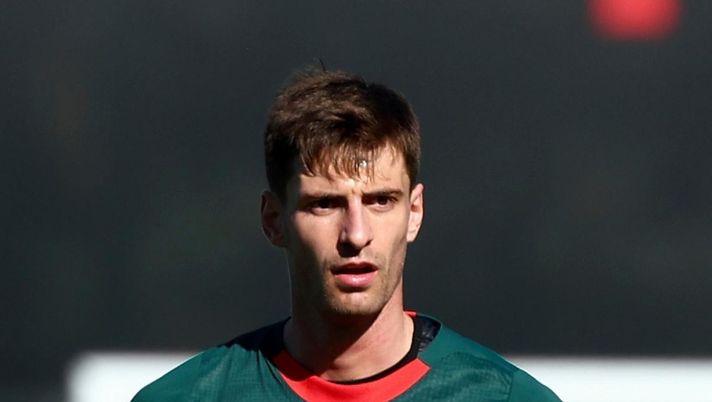 Matteo Gabbia (difensore AC Milan), qui durante una seduta di allenamento a Milanello | Milan News (Getty Images) Infortuni Milan, Gabbia verso il no per il derby. Notizie più positive per Bartesaghi