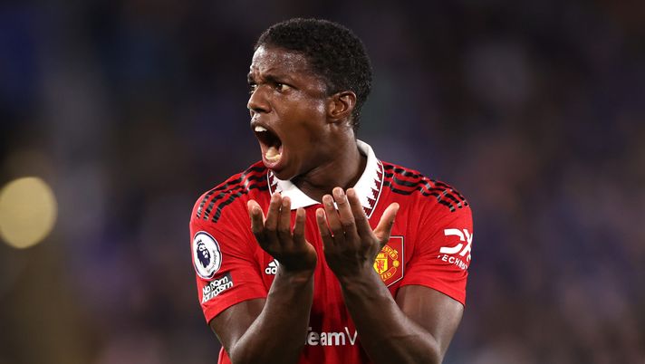 LEICESTER, ENGLAND - SEPTEMBER 01: Tyrell Malacia of Manchester United reacts during the Premier League match between Leicester City and Manchester United at The King Power Stadium on September 01, 2022 in Leicester, England. (Photo by Ryan Pierse/Getty Images) La Roma pensa ancora a Malacia: su di lui c’è anche il Besiktas - immagine 1