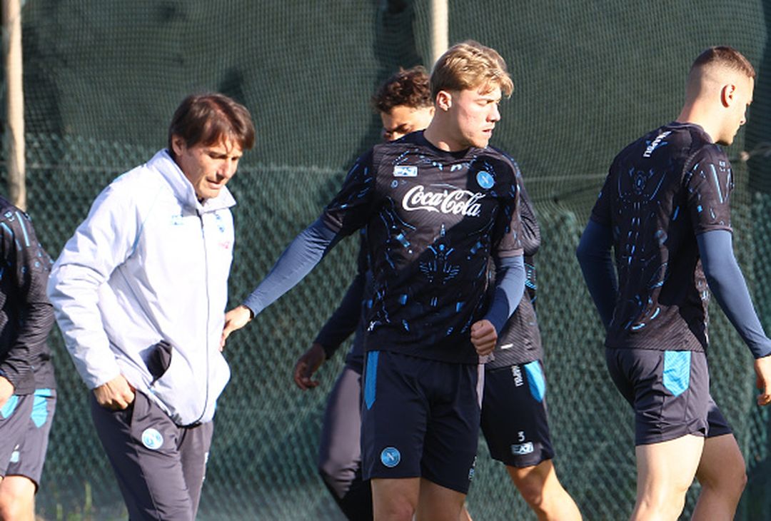 Pronti via, 24 ore all’attesissima sfida di Champions League tra Napoli e Chelsea. Conte guida l’allenamento cercando di trasferire la stessa grinta trasmessa in conferenza.