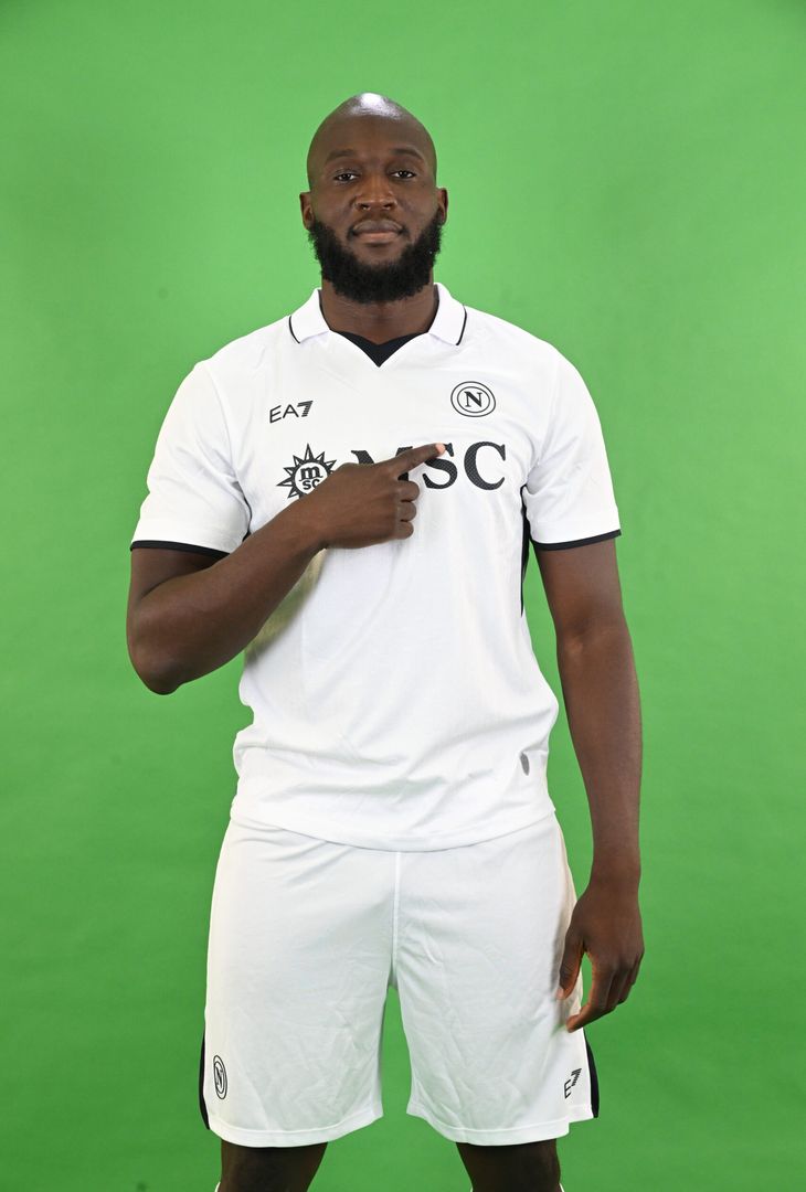 GALLERY Lukaku posa con la divisa del Napoli: gli scatti con la maglia azzurra e bianca - immagine 5