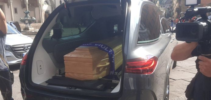 L'uscita del feretro di Celeste Pin Celeste Pin Funerale