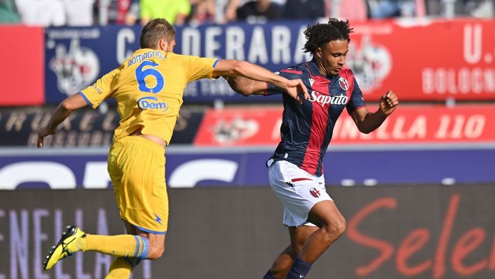 BOLOGNA, ITALY - OCTOBER 22: Joshua Zirkzee of Bologna FC competes for the ball with Simone Romagnoli of Frosinone Calcio during the Serie A TIM match between Bologna FC and Frosinone Calcio at Stadio Renato Dall'Ara on October 22, 2023 in Bologna, Italy. (Photo by Alessandro Sabattini/Getty Images) Bologna-Frosinone, le pagelle di Repubblica- immagine 1