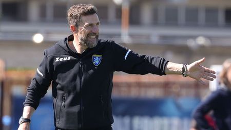 EMPOLI, ITALY - MAY 5: Eusebio Di Francesco manager of Frosinone Calcio gestures during the Serie A TIM match between Empoli FC and Frosinone Calcio at Stadio Carlo Castellani on May 5, 2024 in Empoli, Italy.(Photo by Gabriele Maltinti/Getty Images)