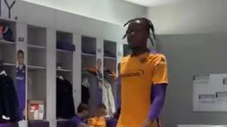 VIDEO – Auguri Kouamè e la canzoncina la canta… Kean!
