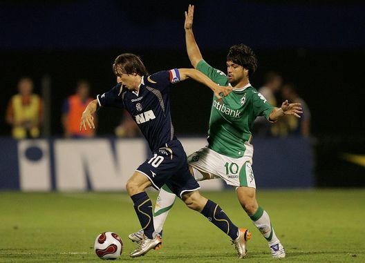 Zagabria, Croazia - 29 agosto 2007: Luka Modrić e Diego durante il match Dinamo Zagabria-Werder Brema. (Foto di Friedemann Vogel/Bongarts/Getty Images) Luka Modric al Milan, ora è ufficiale: la leggenda croata sbarca in Serie A- immagine 2