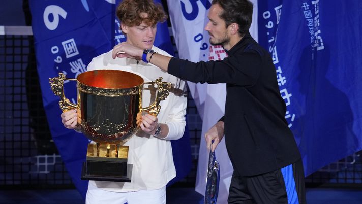 BEIJING, CHINA - OCTOBER 4: Winner Jannik Sinner of Italy and runner-up Daniil Medvedev pose with their trophies during the awards ceremony following their Men's Singles Final match on day 9 of the 2023 China Open at National Tennis Center on October 4, 2023 in Beijing, China. (Photo by Fred Lee/Getty Images) Atp Vienna, ecco la finale: i precedenti fra Sinner e Medvedev - immagine 1