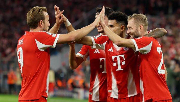 MUNICH, GERMANY - OCTOBER 22: Luis Diaz of Bayern Munich celebrates scoring his team's third goal with teammates Harry Kane, Aleksandar Pavlovic and Konrad Laimer during the UEFA Champions League 2025/26 League Phase MD3 match between FC Bayern München and Club Brugge KV at Football Arena Munich on October 22, 2025 in Munich, Germany. (Photo by Alexander Hassenstein/Getty Images) Bayern Monaco