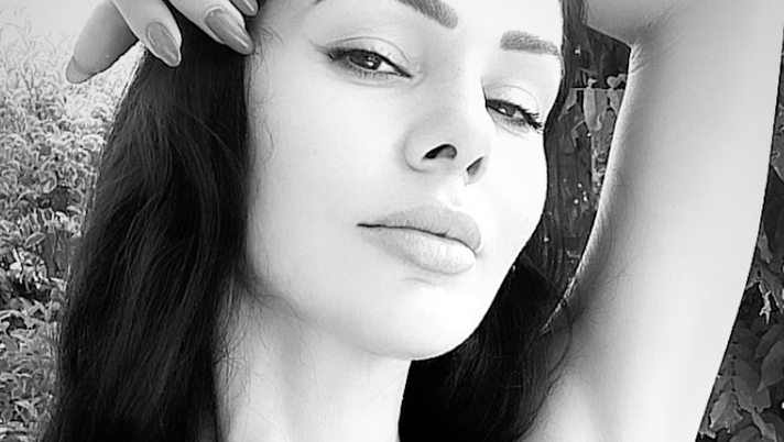 Erjona, décolleté sensazoonale. La Sulejmani incanta con le sue curve bollenti - immagine 1