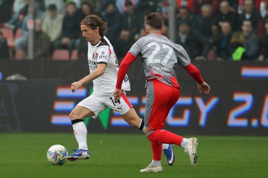 CREMONA, ITALY - MARCH 01: Luka Modric of AC Milan is challenged by Jari Vandeputte of US Cremonese during the Serie A match between US Cremonese and AC Milan at Stadio Giovanni Zini on March 01, 2026 in Cremona, Italy. (Photo by Francesco Scaccianoce/Getty Images)