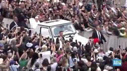 L’ultima immagine del Papa: il bagno di folla a San Pietro per la messa di Pasqua