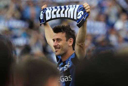 BERGAMO, ITALIA - 08 MAGGIO: Gianpaolo Bellini of Atalanta BC saluta i tifosi per l'ultima partita della sua carriera a Bergamo al termine della Serie A match tra Atalanta BC e Udinese Calcio allo Stadio Atleti Azzurri d'Italia il 8 maggio 2016 a Bergamo, Italia. (Foto di Marco Luzzani/Getty Images) Atalanta-Chelsea, da Bellini e John Terry: i migliori capitani a confronto- immagine 2