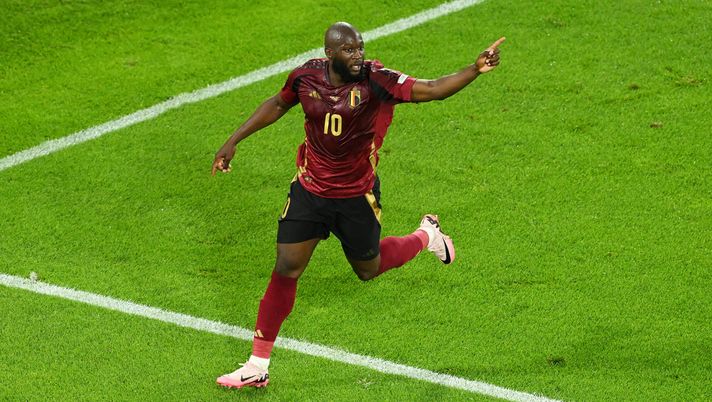 COLOGNE, GERMANY - JUNE 22: Romelu Lukaku of Belgium celebrates after scoring a goal which is later disallowed for offside following a VAR review during the UEFA EURO 2024 group stage match between Belgium and Romania at Cologne Stadium on June 22, 2024 in Cologne, Germany. (Photo by Stu Forster/Getty Images) Lukaku, non solo Milan e Napoli: sull’attaccante belga c’è una big inglese - immagine 1