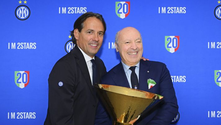 MILAN, ITALY - MAY 19: Head Coach Simone Inzaghi of FC Internazionale and CEO Sport Giuseppe Marotta of FC Internazionale with the trophy during the Serie A TIM match between FC Internazionale and SS Lazio at Stadio Giuseppe Meazza on May 19, 2024 in Milan, Italy. (Photo by Mattia Pistoia - Inter/Inter via Getty Images) Da Gudmundsson a Bento fino al sogno in difesa: i nomi su cui discuteranno Inzaghi e l’Inter - immagine 1