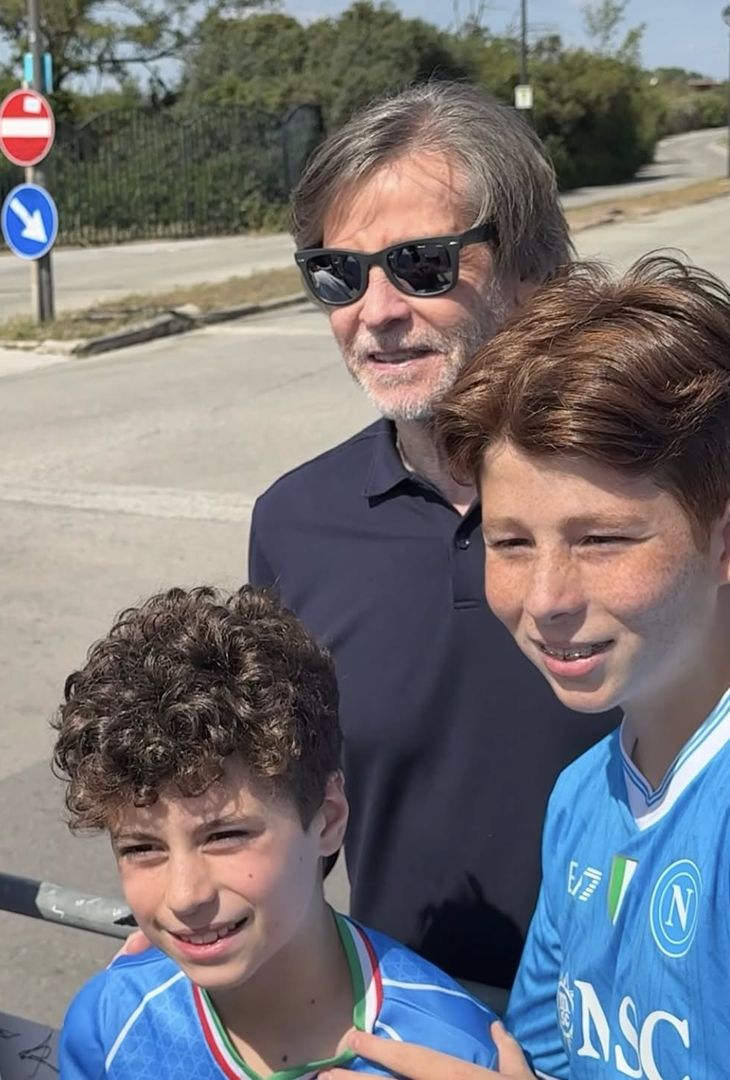 Ultime ore a Castel Volturno per Conte e Oriali: abbracci e cori per loro – LE FOTO - immagine 7