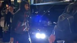 Ecco l’arrivo del Milan a Bergamo: i tifosi chiamano i giocatori