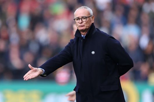 WATFORD, ENGLAND - OCTOBER 16: Watford Head Coach, Claudio Ranieri gives instructions during the Premier League match between Watford and Liverpool at Vicarage Road on October 16, 2021 in Watford, England. (Photo by Richard Heathcote/Getty Images) C. Ranieri: mozione per la cittadinanza onoraria della città di Cagliari- immagine 2