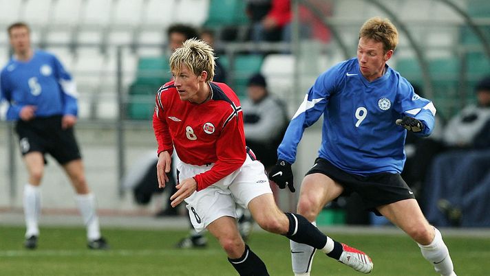 Il norvegese Jan Gunnar Solli si libera dell'estone Kristen Viikmae durante l'amichevole internazionale tra Estonia e Norvegia all'A. Le Coq Arena il 20 aprile 2005 a Tallinn, Estonia. (Foto di Christopher Lee/Getty Images) Estonia Norvegia