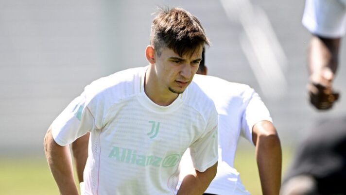 WHITE SULPHUR SPRINGS, WEST VIRGINIA - JUNE 21: Francisco Conceicao of Juventus during the Training ahead of their FIFA Club World Cup 2025 match on June 21, 2025 in White Sulphur Springs, United States. (Photo by Daniele Badolato - Juventus FC/Juventus FC via Getty Images) BREAKING – Juve, a un passo la permanenza di Conceicao: ecco l’offerta finale al Porto - immagine 1
