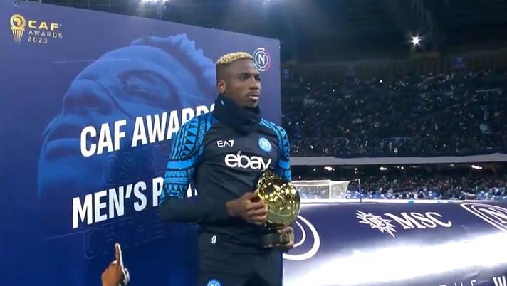 VIDEO Osimhen mostra il Pallone d’Oro africano al pubblico del Maradona - immagine 1
