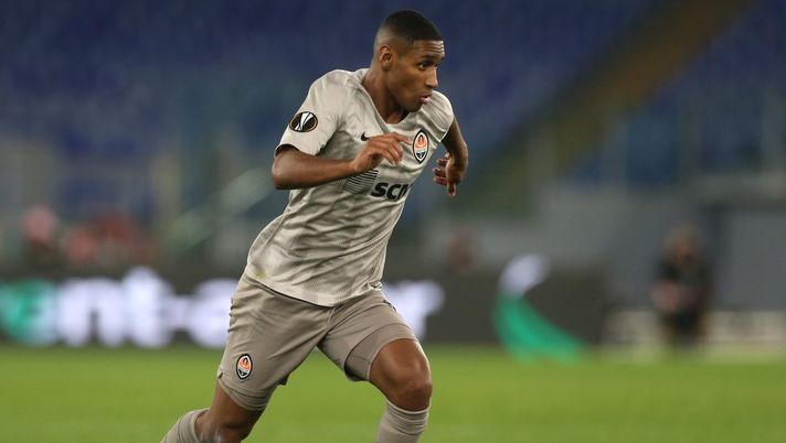 ROME, ITALY - MARCH 11: Tete of Shakhtar Donetsk runs with the ball during the UEFA Europa League Round of 16 First Leg match between AS Roma and Shakhtar Donetsk at Olimpico Stadium on March 11, 2021 in Rome, Italy. Sporting stadiums around Europe remain under strict restrictions due to the Coronavirus Pandemic as Government social distancing laws prohibit fans inside venues resulting in games being played behind closed doors. (Photo by Paolo Bruno/Getty Images) tete lozano