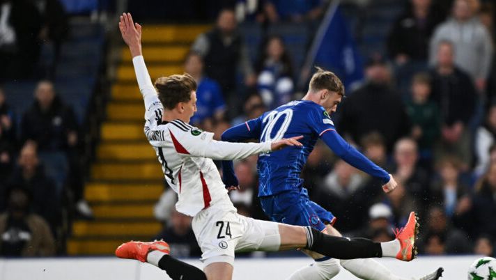 LONDON, ENGLAND - APRIL 17: Cole Palmer of Chelsea shoots wide whilst under pressure from Jan Ziolkowski of Legia Warszawa during the UEFA Conference League 2024/25 Quarter Final Second Leg match between Chelsea FC and Legia Warszawa at Stamford Bridge on April 17, 2025 in London, England. (Photo by Mike Hewitt/Getty Images) HERE WE GO – Ziolkowski alla Roma, è fatta! Ecco la cifra finale dell’operazione - immagine 1