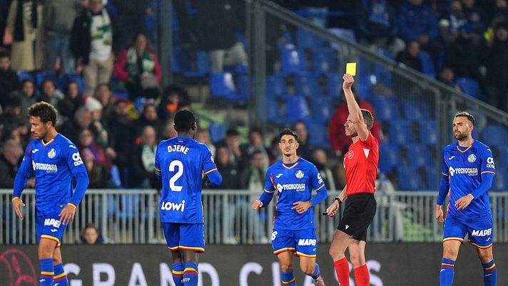 GETAFE, SPAIN - NOVEMBER 28: Referee, Hernandez Hernandez shows a yellow card to Djene of Getafe CF during the LaLiga EA Sports match between Getafe CF and Elche CF at Coliseum Alfonso Perez on November 28, 2025 in Getafe, Spain. (Photo by Angel Martinez/Getty Images) Incredibile in Getafe-Elche: ex arbitro espulso per colpa dei raccattapalle - immagine 1