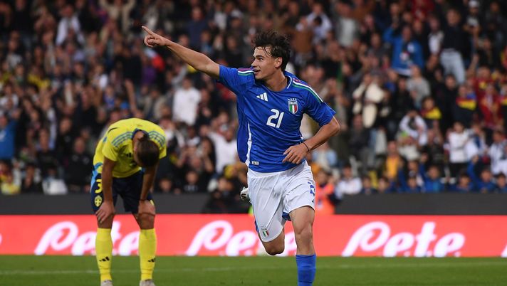 CESENA, ITALY - OCTOBER 10: Niccolò Pisilli of Italy U21 celebrates after scoring the opening goal during the UEFA Under21 EURO Qualifier betweenItaly U21 v Sweden U21 and ad hoc Arena im Ernst-Abbe-Sportfeld on October 10, 2025 in Cesena, Italy. (Photo by Alessandro Sabattini/Getty Images) Pisilli, l’oro è azzurro. Ma il futuro potrebbe essere ancora con Juric - immagine 1