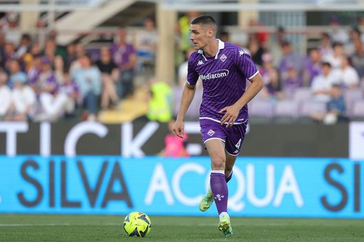 FLORENCE, ITALY - MAY 27: Nikola Milenkovic of ACF Fiorentina in action during the Serie A match between ACF Fiorentina and AS Roma at Stadio Artemio Franchi on May 27, 2023 in Florence, Italy. (Photo by Gabriele Maltinti/Getty Images) Milenkovic: “Questa volta voglio vincere! Sono la bandiera della Fiorentina”- immagine 2