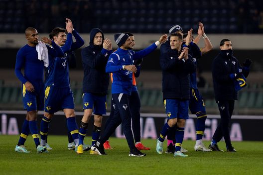 VERONA, ITALY - JANUARY 09: Players of Hellas Verona FC celebrate after winning during the Serie A match between Hellas Verona and US Cremonese at Stadio Marcantonio Bentegodi on January 09, 2023 in Verona, Italy. (Photo by Emmanuele Ciancaglini/Getty Images) Verona