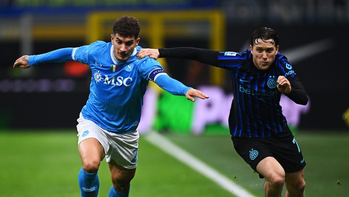 MILAN, ITALY - JANUARY 11: Piotr Zielinski of FC Internazionale, in action, battles for the ball during the Serie A match between FC Internazionale and SSC Napoli at Giuseppe Meazza Stadium on January 11, 2026 in Milan, Italy. (Photo by Mattia Ozbot - Inter/Inter via Getty Images) Zielinski: “Voglio molto bene al Napoli, ma ora ho solo un obiettivo in testa” - immagine 1