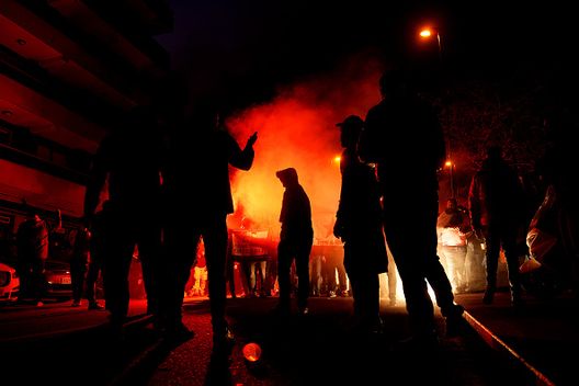 VIGO, SPAGNA - 12 MARZO: I tifosi del Celta Vigo sventolano fumogeni fuori dallo stadio prima della partita di andata degli ottavi di finale di UEFA Europa League 2025/26 tra Real Club Celta e Olympique Lyonnais allo Stadio Balaidos il 12 marzo 2026 a Vigo, Spagna. (Foto di Jose Manuel Alvarez Rey/Getty Images) Lione-Celta Vigo, di nuovo scontri: tifoso spagnolo ferito, non è in pericolo- immagine 2