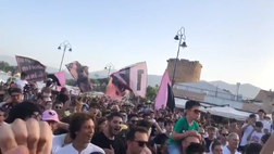 VIDEO Palermo, cori dei tifosi rosanero a Mondello per la presentazione maglie