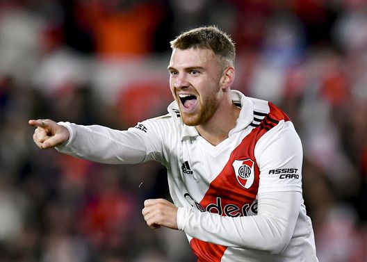 BUENOS AIRES, ARGENTINA - JULY 28: Lucas Beltran of River Plate celebrates after scoring the team's first goal during the match between River Plate and Racing as part of Liga Profesional 2023 at Estadio Mas Monumental Antonio Vespucio Liberti on July 28, 2023 in Buenos Aires, Argentina. (Photo by Marcelo Endelli/Getty Images) beltran