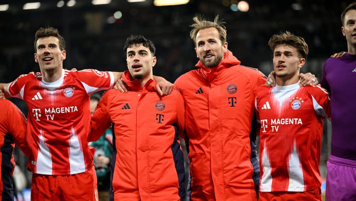 AMBURGO, GERMANIA - 11 APRILE: Leon Goretzka, Aleksandar Pavlovic, Harry Kane e Tom Bischof dell'FC Bayern Monaco festeggiano la vittoria dopo la partita della Bundesliga tra FC St. Pauli e FC Bayern München allo stadio Millerntor l'11 aprile 2026 ad Amburgo, in Germania. (Foto di Stuart Franklin/Getty Images)
Bayern Monaco schiacciasassi: con 105 gol segnati, è il miglior attacco della storia della Bundesliga - immagine 1