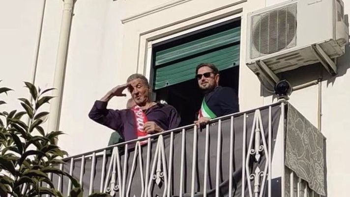Bari, Sylvester Stallone con la sciarpa dei biancorossi per salutare la folla Bari, Sylvester Stallone con la sciarpa dei biancorossi per salutare la folla - immagine 1