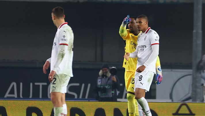 VERONA, ITALY - DECEMBER 20: Mike Maignan of AC Milan reacts with Malick Thiaw during the Serie A match between Verona and AC Milan at Stadio Marcantonio Bentegodi on December 20, 2024 in Verona, Italy. (Photo by Giuseppe Cottini/AC Milan via Getty Images) Razzismo, Maignan denuncia: ma Verona risponde “Non si è sentito niente” - immagine 1