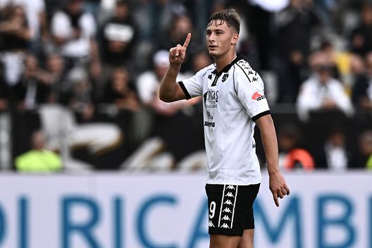 Francesco Pio Esposito con la maglia dello Spezia. Per lui 22 reti in 79 presenze ed una Serie A sfiorata nell'ultima finale playoff contro la Cremonese nonostante la doppietta. (Photo by Image Photo Agency/Getty Images) Inter, tutta la gioia di Pio Esposito: “Ho visto Lautaro e ho detto: allora è vero”- immagine 3