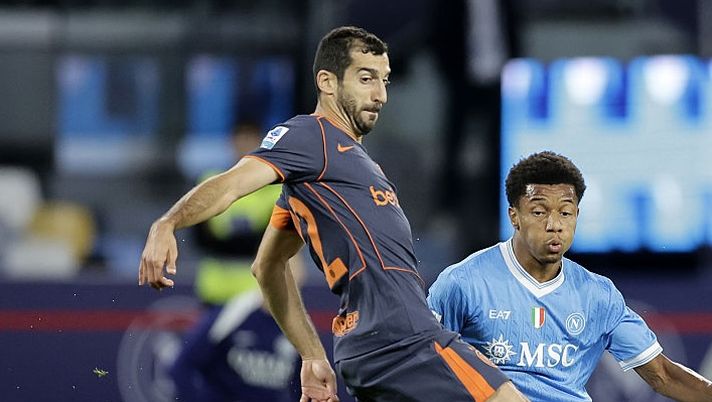 NAPLES, ITALY - OCTOBER 25: David Neres of SSC Napoli battles for possession with Henrikh Mkhitaryan of FC Internazionale during the Serie A match between SSC Napoli and FC Internazionale at Stadio Diego Armando Maradona on October 25, 2025 in Naples, Italy. (Photo by Francesco Pecoraro/Getty Images) BREAKING – Inter, il comunicato su Mkhitaryan: ecco l’esito degli esami e i tempi di recupero - immagine 1