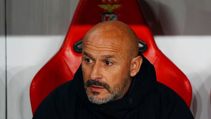 LISBON, PORTUGAL - DECEMBER 11: Vincenzo Italiano, Head Coach of Bologna, looks on prior to the UEFA Champions League 2024/25 League Phase MD6 match between SL Benfica and Bologna FC 1909 at Estadio do SL Benfica on December 11, 2024 in Lisbon, Portugal. (Photo by Gualter Fatia/Getty Images) Bologna, Italiano sogna l’Europa: la media è superiore allo scorso anno con la Viola- immagine 1