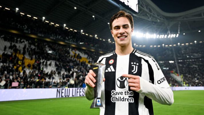 TURIN, ITALY - NOVEMBER 09: Kenan Yildiz of Juventus with the best ‘player of the match’ award after the Serie A match between Juventus and Torino at Juventus Stadium on November 09, 2024 in Turin, Italy. (Photo by Daniele Badolato - Juventus FC/Juventus FC via Getty Images) Yildiz: “Il gol è per Del Piero! Premio MVP per decorare casa, Cambiasi ha piedi pazzeschi” - immagine 1
