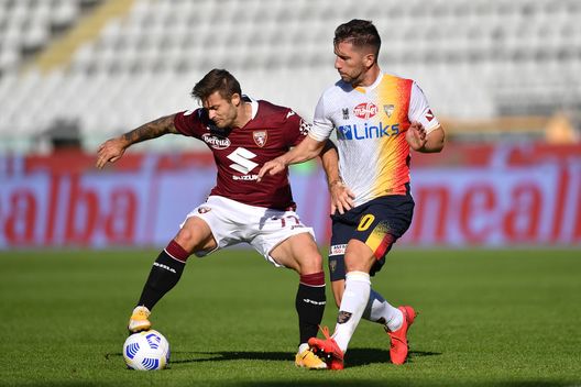 TURIN, ITALY - OCTOBER 28: Karol Linetty (L) of Torino FC is challenged by Stefano Pettinari of US Lecce during the Coppa Italia match between Torino FC and US Lecce at Stadio Olimpico Grande Torino on October 28, 2020 in Turin, Italy. (Photo by Valerio Pennicino/Getty Images) Coppa Italia, Torino-Lecce 1-1: Lyanco risponde a Stepinski, parità all’intervallo- immagine 3