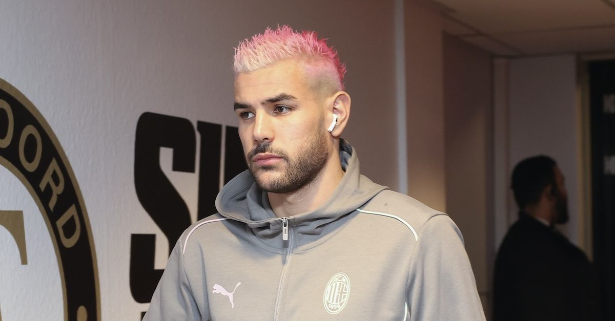 Theo stupisce ancora: nuovo look rosa prima di Feyenoord Milan