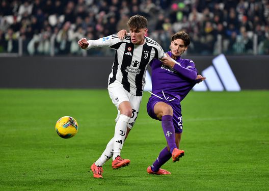 TURIN, ITALY - DECEMBER 29: Nicolo Savona of Juventus is challenged by Andrea Colpani of Fiorentina during the Serie A match between Juventus and Fiorentina at Allianz Stadium on December 29, 2024 in Turin, Italy. (Photo by Valerio Pennicino/Getty Images) Colpani