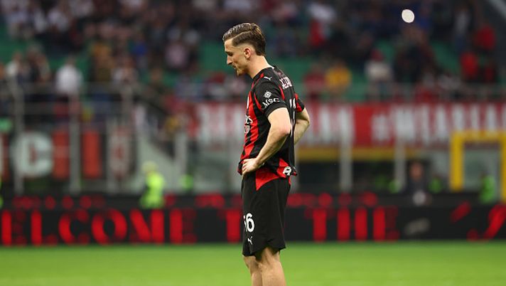 casa-rossonera-il-milan-cammina