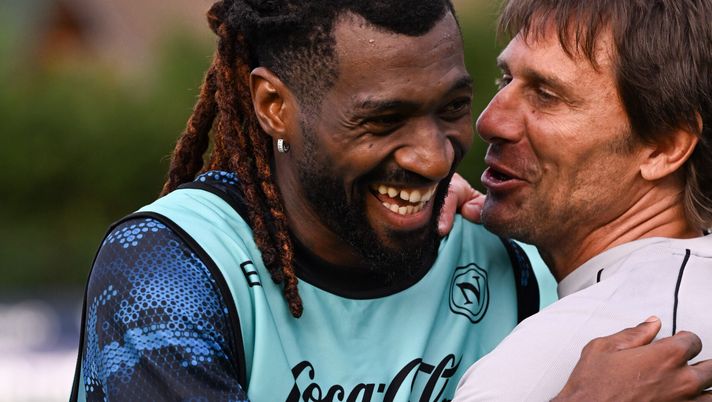 DIMARO, ITALY - JULY 12: SSC Napoli Head Coach Antonio Conte joking with Frank Zambo Anguissa after the afternoon training session at Dimaro Sport Center, on July 12 2024 in Dimaro (Trento), Italy (Photo by SSC NAPOLI/SSC NAPOLI via Getty Images) conte nappoli