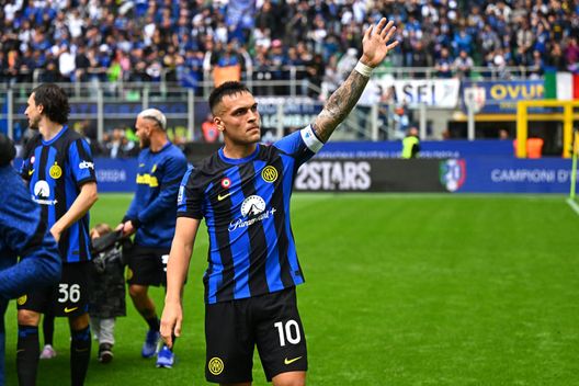 Milano, Italia - 28 aprile 2024: Lautaro Martinez durante la festa Scudetto a San Siro dopo la partita contro il Torino. (Foto di Mattia Ozbot - Inter/Inter via Getty Images) Serie A, venerdì la consegna dei premi stagionali ai migliori calciatori- immagine 2